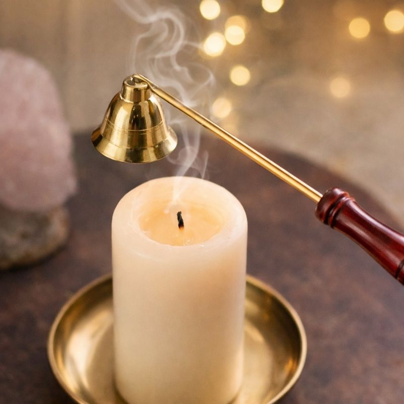 Apaga Vela de Bronce con Mango de Madera
