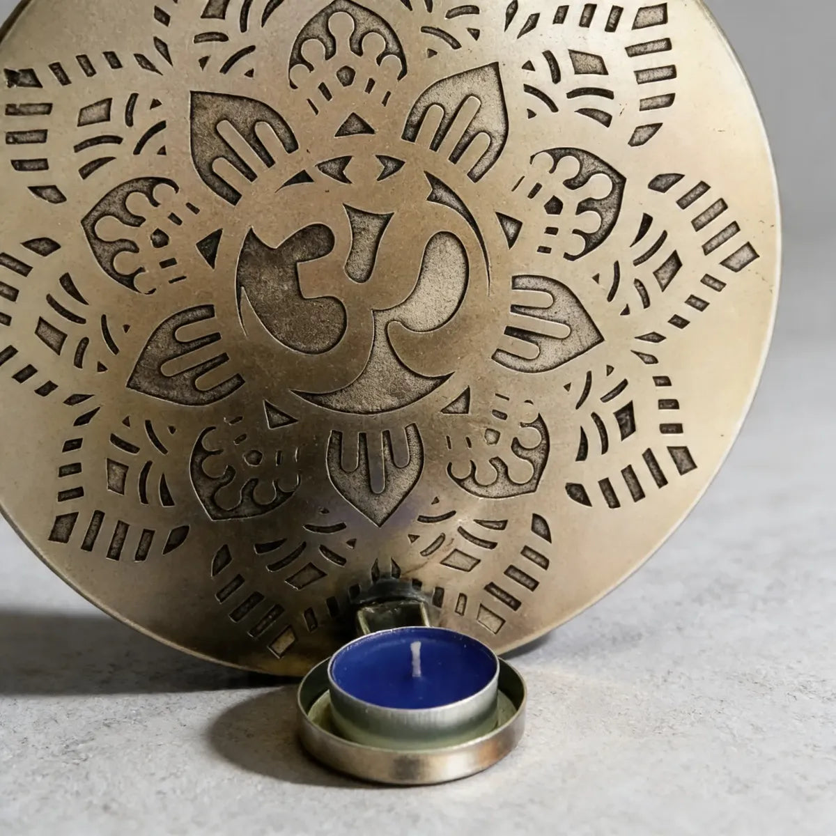 Porta Vela de Pared Flor Om Plateado