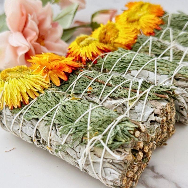 Sahúmo de Salvia Blanca con Cedro y Flor de Papel Amarilla–Naranja