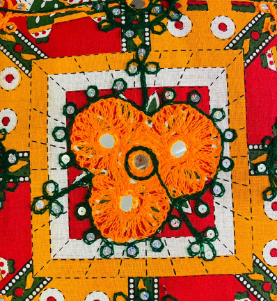 Cojín bordado a mano Red & Orange